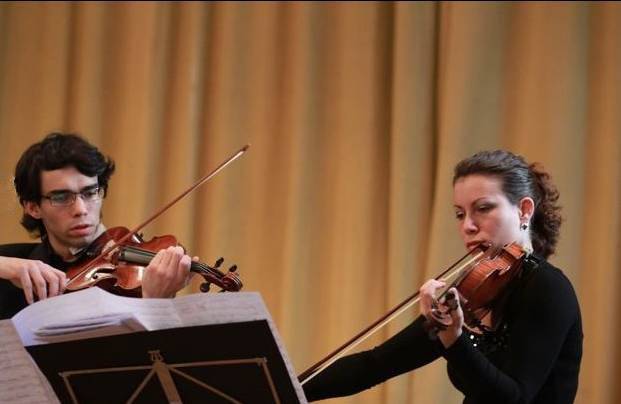 Das Violinduo Christoph-Friedemann und Marie-Luise Dingler interpretierte am Freitag in der Aula des Coburger Casimirianums Draesekes Suite op. 86 f&uuml;r zwei Violinen.  4. Juni 2010